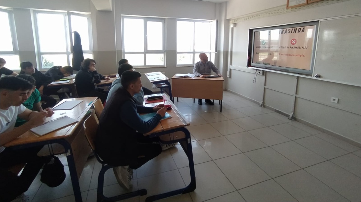AFET VE ACİL DURUM ÖNLEMLERİ KAPSAMINDA BÜTÜN SINIFLARIMIZDA İLGİLİ GÖRSELLERİMİZİN SUNUMUNU GERÇEKLEŞTİRDİK.